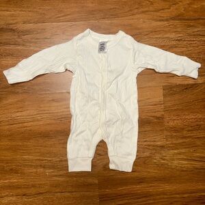 NWOT adorable snap up modern moments baby unisex ribbed gerber onesie!